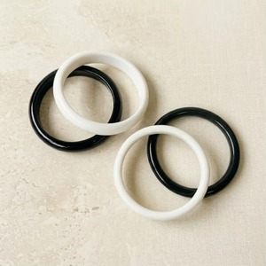Joyería de Moda Hecha a Mano, Juego de Brazaletes de Resina con Escultura Artística, Acabado Brillante en Blanco y Negro, Regalo Artesanal para Cumpleaños - Product Image 4