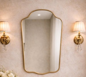 Espejo de latón con borde festoneado, espejo de baño veneciano, espejo de pared curvo de latón antiguo, espejo marroquí hecho a mano con forma de escudo - Product Image 1