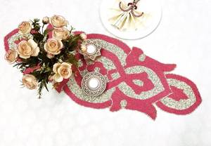 Chemin de table brodé à la main avec perles, rose et blanc, design bohème, forme personnalisée, tapis en tissu - Product Image 2