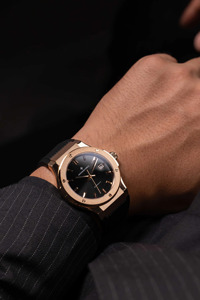 นาฬิกาข้อมือผู้ชาย Alexander Ferros รุ่น 2242R-01 ระบบอัตโนมัติ กันน้ำ ขนาด 40 มม. สายยาง ตัวเรือนสแตนเลสสตีล หน้าปัดแซฟไฟร์ พร้อมหัวเข็มขัดสแตนเลส - Product Image 6