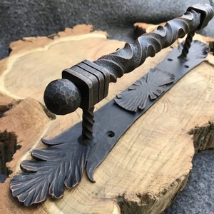 Poignée de porte en fer forgé traditionnelle Iron Nature, finition résistante à la rouille, installation facile, surface embossée à motif de feuille - Product Image 3