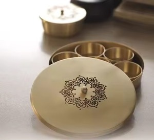 Exclusiva Caja Metálica para Especias con Tapa Decorativa, Contenedor Organizador de Almacenamiento de Masala para Cocina, Hierbas y Condimentos - Product Image 4