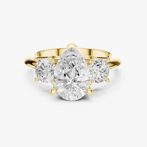 Anillo de Compromiso de Tres Piedras con Diamante Cultivado en Laboratorio de Corte Pera de 2.50 Ct, Oro Amarillo de 9K, Piedras Laterales Redondas, Joyería al por Mayor - Product Image 4