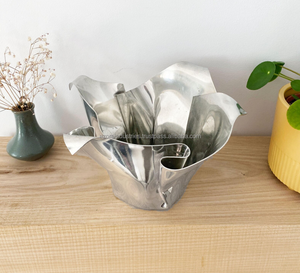 Vase à fleurs moderne en métal froissé en étain de haute qualité, décoration de table intérieure et extérieure, écologique, fait à la main, salon Azora - Product Image 1