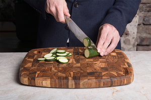 Planche à découper pratique en bois d'acacia massif de haute qualité avec sangle en cuir et design avec évier, pour la maison et l'extérieur - Product Image 5