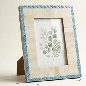 Cadre photo en bois fait main avec incrustation en résine tissée bleu indigo et ivoire, décoration élégante et contemporaine - Product Image 4