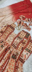 TENNECY Nouveau Ensemble Robe-Dupatta en soie chinon prête-à-porter, imprimée numériquement, avec broderies de fil doré et décorations de miroirs originales, pour tenue de soirée - Product Image 6