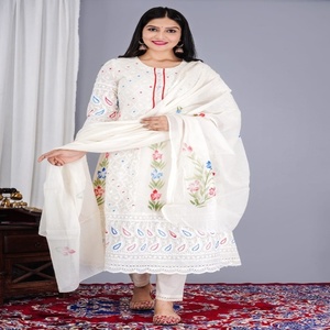 Elegante y Estilizado Conjunto de Kurta de Algodón con Estampados Florales Multicolor, Dupatta Ligero, Ropa Étnica para Bodas, Playa y Fiestas - Product Image 2