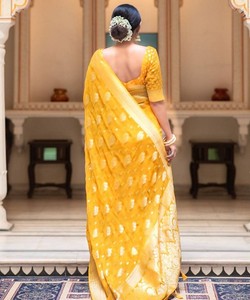 Sari de Seda Amarillo con Puntos Dorados, Traje Tradicional Indio para Bodas, Sari Largo Hasta el Suelo para Mujer - Product Image 2