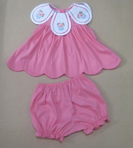 Robes pour bébés filles. La combinaison de broderie à la main et de broderie machine crée un design charmant. Les commandes personnalisées sont disponibles. - Product Image 4