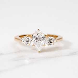 Anillo de compromiso elegante con diamante de laboratorio talla pera, diseño Art Deco de tres piedras en oro macizo, precio de fábrica al por mayor. - Product Image 4
