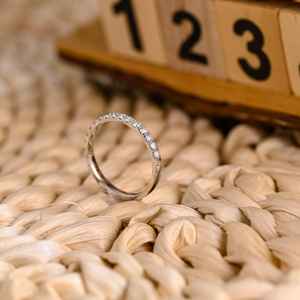 Anillo de Media Eternidad con Diamantes Creados en Laboratorio VS1, Anillo de Boda Personalizado de Oro Blanco de 14K para Mujer, Joyería para Regalo de Fiesta de Compromiso - Product Image 1