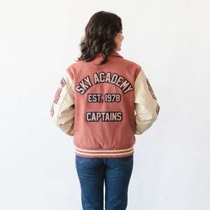 Chaqueta Varsity para Mujer con Cuello Vuelto, Mangas de Cuero Bordadas, Estilo Béisbol, Abotonada, Estilo Urbano - Product Image 6