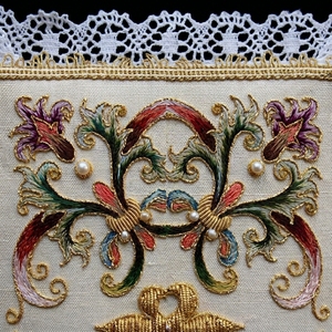 Parche Bordado a Mano con Monograma Mariano en Oro, Corona Litúrgica, Estrella, Estandarte de Iglesia, Velo de Cáliz Católico, Vestimenta - Product Image 3