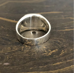 Anillo de Sello para Hombre de Plata de Ley 925 con Ónix Negro, Estilo Motero Vintage, Antideslustre, Banda Texturizada de Diseño Moderno - Product Image 4