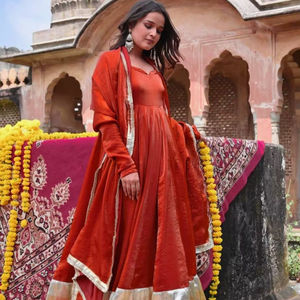 Conjunto de traje Anarkali de seda Fendy de alta calidad con pantalones a juego y dupatta con bordes elegantes, completamente cosido, ropa festiva, vestido étnico de diseñador. - Product Image 1