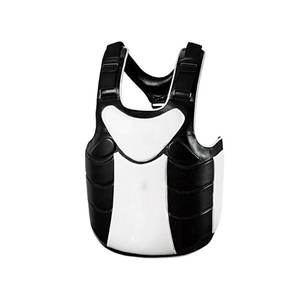 Protège-poitrine personnalisé conçu avec un rembourrage doux et une fixation réglable pour l'entraînement sportif - Product Image 3