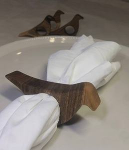 Anneaux de serviette en bois rustiques faits à la main, style américain, écologiques, durables, décoration de fête, excellent complément pour une expérience culinaire exceptionnelle - Product Image 1