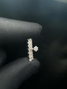 Pendiente de Barra Recta de Oro de 14K con Diamante, Diseño con Diamante Cultivado en Laboratorio con Engaste Invisible - Product Image 4