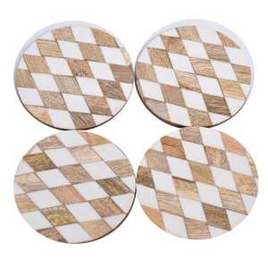 Juego de Cuatro Posavasos de Madera Tallada con Diseño Geométrico Clásico en Verde y Blanco, SAMI HANDICRAFT - Product Image 2