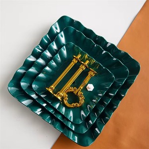 Elegante soporte de cerámica para pasteles con asas metálicas que realza la presentación del pastel de forma hermosa. - Product Image 5