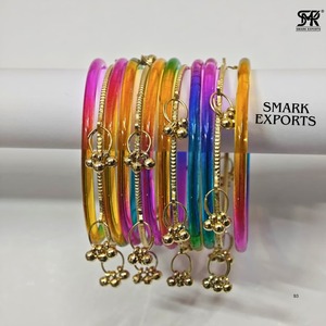 Juego de Brazaletes de Cristal de Gelatina Arcoíris Premium, Ghungroo Kashmiri Dorado, Joyería Étnica Moderna para Mujer, 16 Piezas, Chapado en Oro - Product Image 4