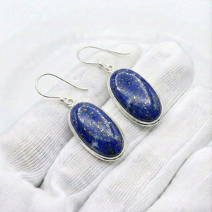 Boucles d'oreilles pendantes ovales en argent massif 925 avec lapis-lazuli fait main et serti clos - Product Image 1