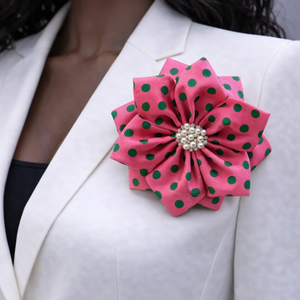 Broche de Flor con Rayas Rosas y Verdes, Elegante Pin Floral para Solapa, Accesorio de Moda para Mujer con Diseño de Rayas - Product Image 1