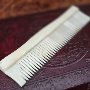 Peine Redondo de Hueso Pulido Ecológico para Todo Tipo de Cabello, Artesanía Natural - Product Image 2