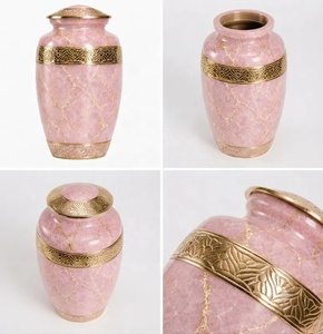 Urne artisanale très prisée, texture marbre rose avec motif géométrique doré, couvercle décoratif, pour cendres commémoratives et hommage - Product Image 3