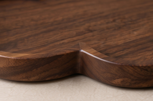 Plateau de service en bois à motif floral, en bois de manguier foncé, avec bord festonné en forme de pétale, pour la vente en gros - Product Image 2