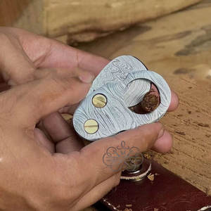 Cutter à cigares multifonctionnel en acier Damas avec logo personnalisé – Accessoire de coupe-cigares en promotion - Product Image 6