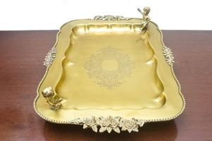 Bandeja de Servicio Decorativa de Latón de Lujo con Borde Ornamentado de Rosas, Centro Grabado y Detalles de Figuras de Querubines, Acabado Dorado - Product Image 2