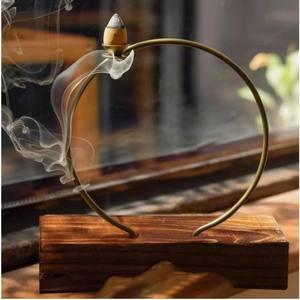 Mabkhara en bois rond artisanal avec couvercle en filigrane métallique orné d'une finition antique pour Oud et résine - Product Image 3