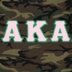 Camiseta AKA Camo Tee Verde Marrón con Cuello Redondo y Letras Bordadas en Rosa y Verde, Ropa Casual para Hermandades - Product Image 6