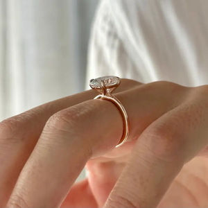 Bague de fiançailles solitaire simple en diamant de laboratoire ovale de 1,5 carat, certifiée IGI, clarté VS, couleur DEF, plaquée rhodium, or 18 carats - Product Image 4