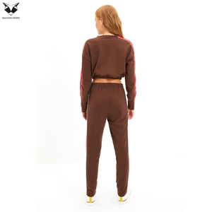 Ensemble de survêtement tendance pour femme avec haut court et pantalon de jogging, idéal pour l'entraînement, les loisirs et les voyages. - Product Image 2