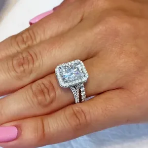Impresionante conjunto de anillos nupciales con diamantes simulados de corte radiante en oro blanco de 14 quilates chapado - Product Image 3