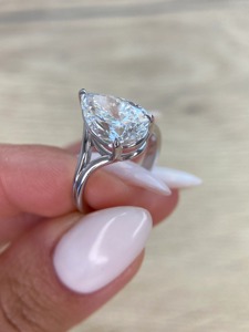 Anillo de Compromiso Clásico para Mujer con Cristal Corte Pera, Bañado en Rodio, Diseño Floral con Engaste de Puntas, Plata - Product Image 6
