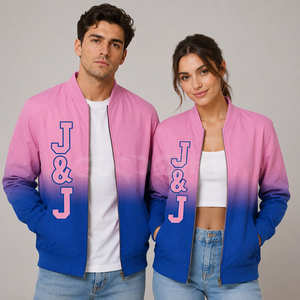 Chaqueta Bomber de Invierno Unisex Personalizada en Degradado Rosa y Azul, Resistente al Viento, con Apliques J&J y Cierre de Cremallera - Product Image 2