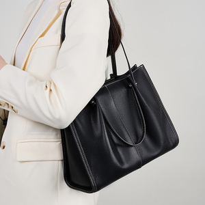 Sacs fourre-tout en cuir véritable pour femmes, logo personnalisé, design de mode de haute qualité, fermeture ouverte/à glissière, couleurs personnalisées pour usage professionnel - Product Image 4