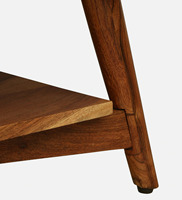 Table basse en bois de manguier de style moderne du milieu du siècle, avec deux tiroirs, de petits boutons en laiton et une étagère inférieure pratique.