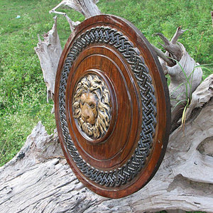 Bouclier rond en bois traditionnel viking, style nordique, artisanat fait main pour événements costumés et décoration murale - Product Image 4