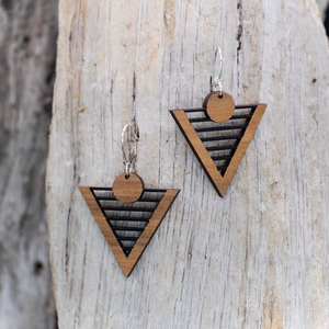 Boucles d'oreilles triangulaires en bois avec accent circulaire, crochets argentés, design géométrique, bijoux faits à la main - Product Image 1