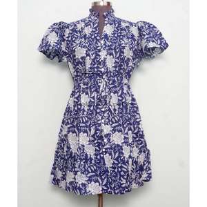 Vestido corto floral de paisley de calidad premium para mujer que ofrece el equilibrio perfecto entre comodidad y estilo, ideal para usar como vestido de playa. - Product Image 1