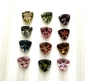 Turmalina natural multicolor con corte trillón de 5 mm, gema facetada para la fabricación de joyas, certificada por IGI. - Product Image 5