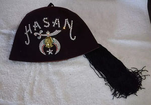 หมวกเฟซสีแดงเข้มประดับอัญมณีคุณภาพสูงสไตล์วินเทจสำหรับสมาคมเมสัน ขายดีที่สุด เหมาะสำหรับใส่ในชีวิตประจำวันและกิจกรรมกลางแจ้ง - Product Image 2