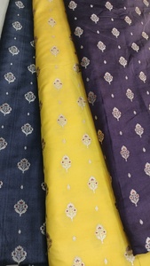 Tissu en soie jacquard floral Banarasi opulent avec accents en feuille dorée — Matière tissée haut de gamme pour les saris festifs - Product Image 4