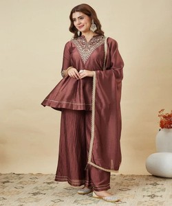 ชุดคุรตะผ้าไหมสีแดงเลือดหมูสำหรับผู้หญิง พร้อมผ้าคลุมไหล่ปักลาย  ชุดลำลองแบบดั้งเดิมของอินเดียและปากีสถาน 86768 SAHAJANAND- SI:-422 - Product Image 1