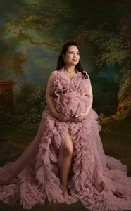 Vestido de novia de maternidad personalizado de satén y gasa, estilo trompeta, con cuello en V, cola capilla, largo hasta el suelo, asimétrico, en tono rubor. - Product Image 3